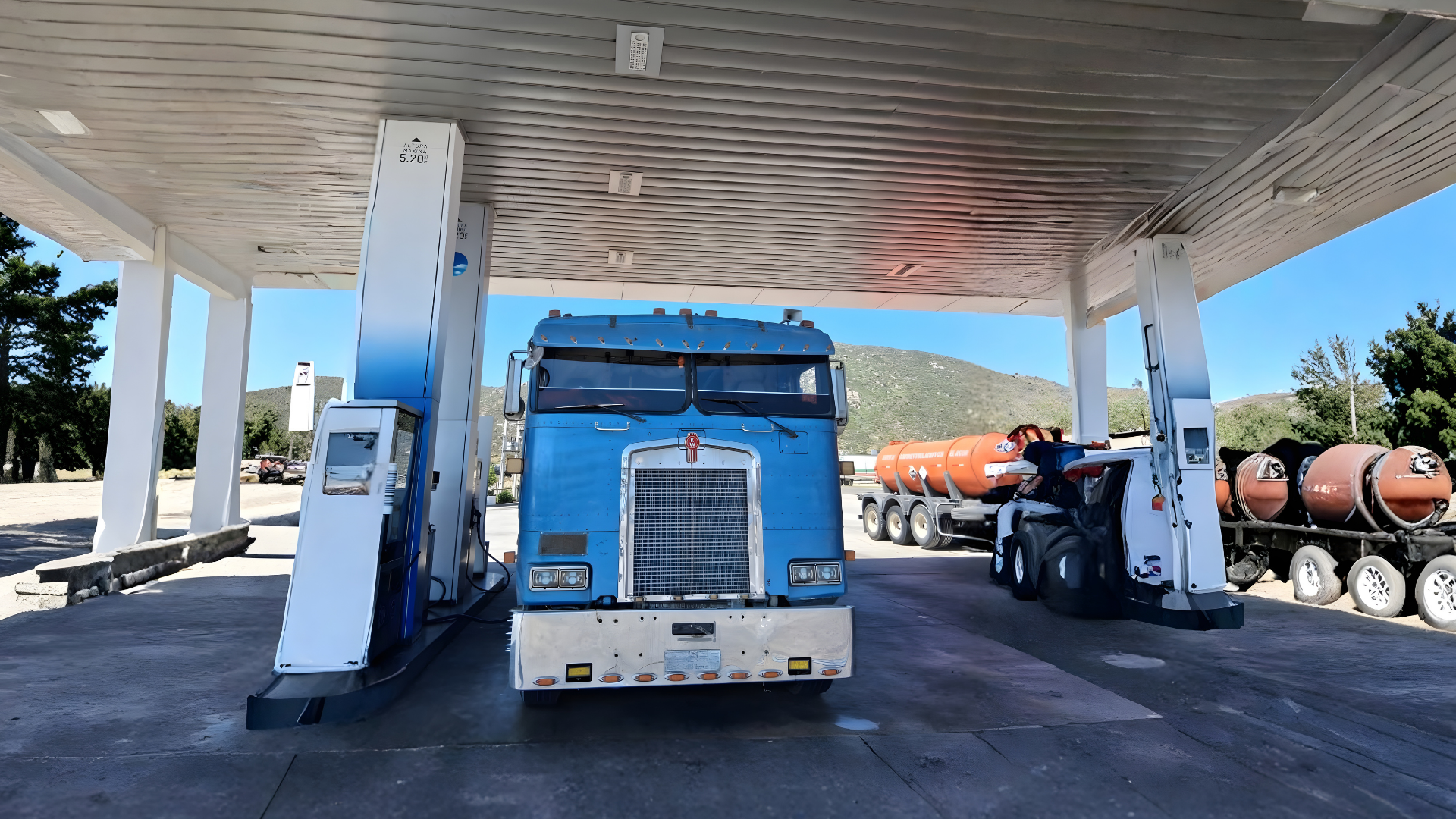 Tracto camión Kenworth K100E de Transportes Los Vikingos