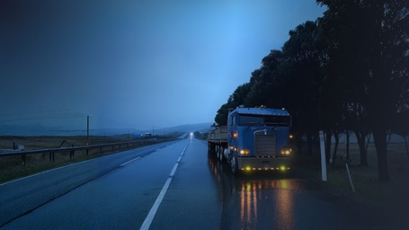Camión de transporte de carga avanzando por carretera en Chile durante el amanecer